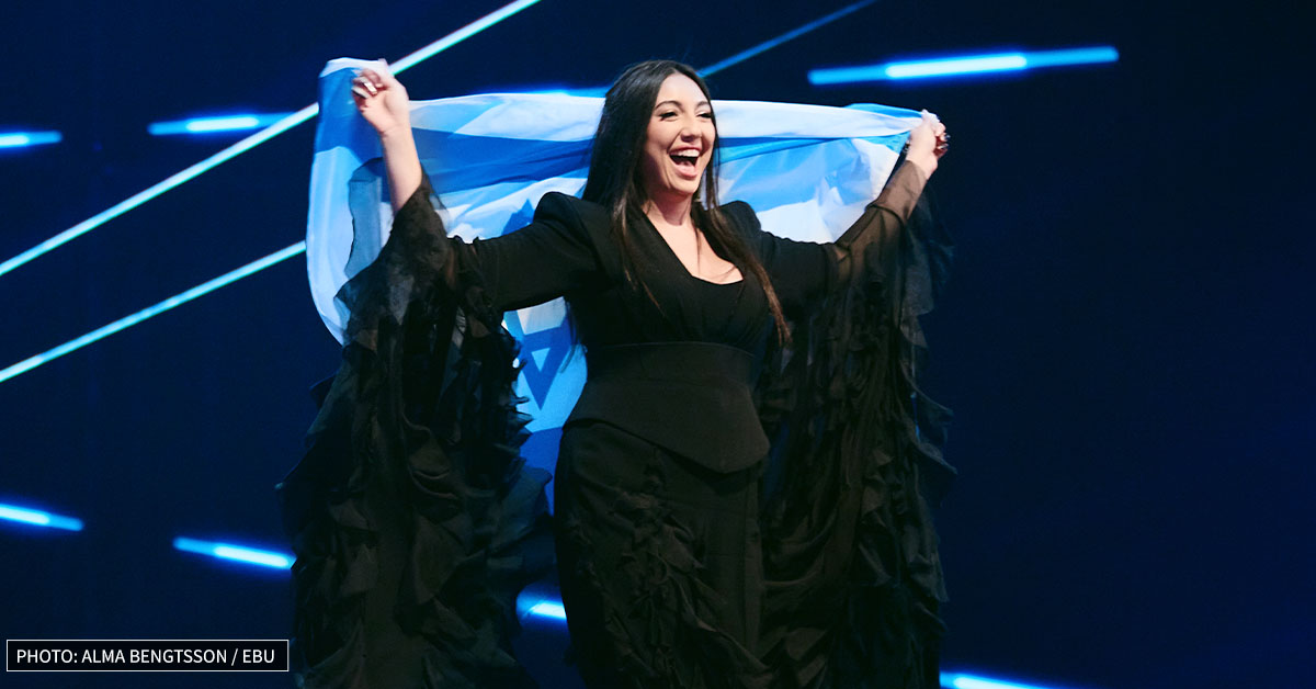 Yuval Rafael, Israels Vertreterin beim Eurovision 2025, hält die israelische Flagge.